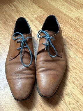 Classic Men’s Brown Leather Derby Shoes with Blue Laces